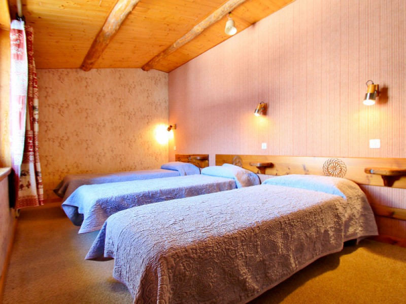 À l'étage, chambre avec trois lits simples de 90