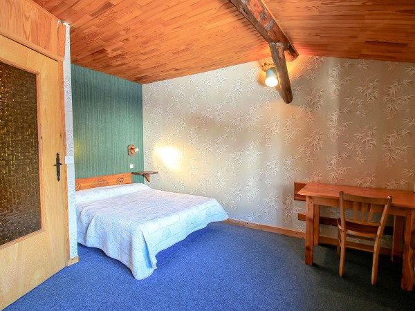 À l'étage, chambre avec un lit double de 140