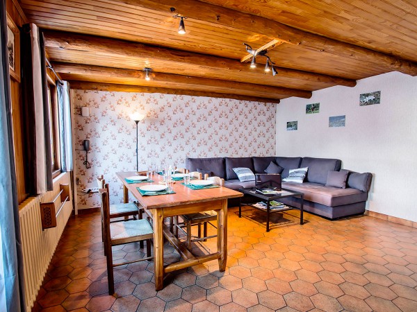 Salle à manger avec coin salon