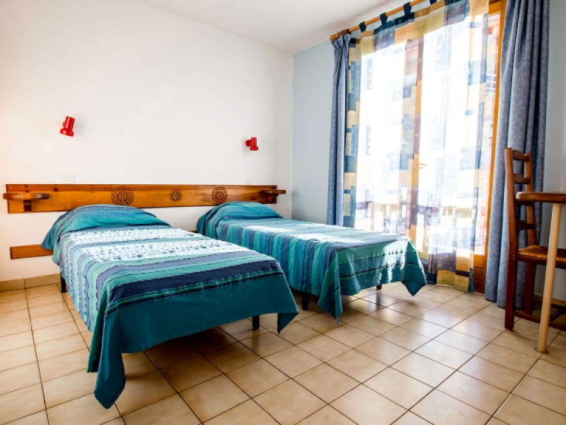 Deuxième chambre avec deux lits simples de 90